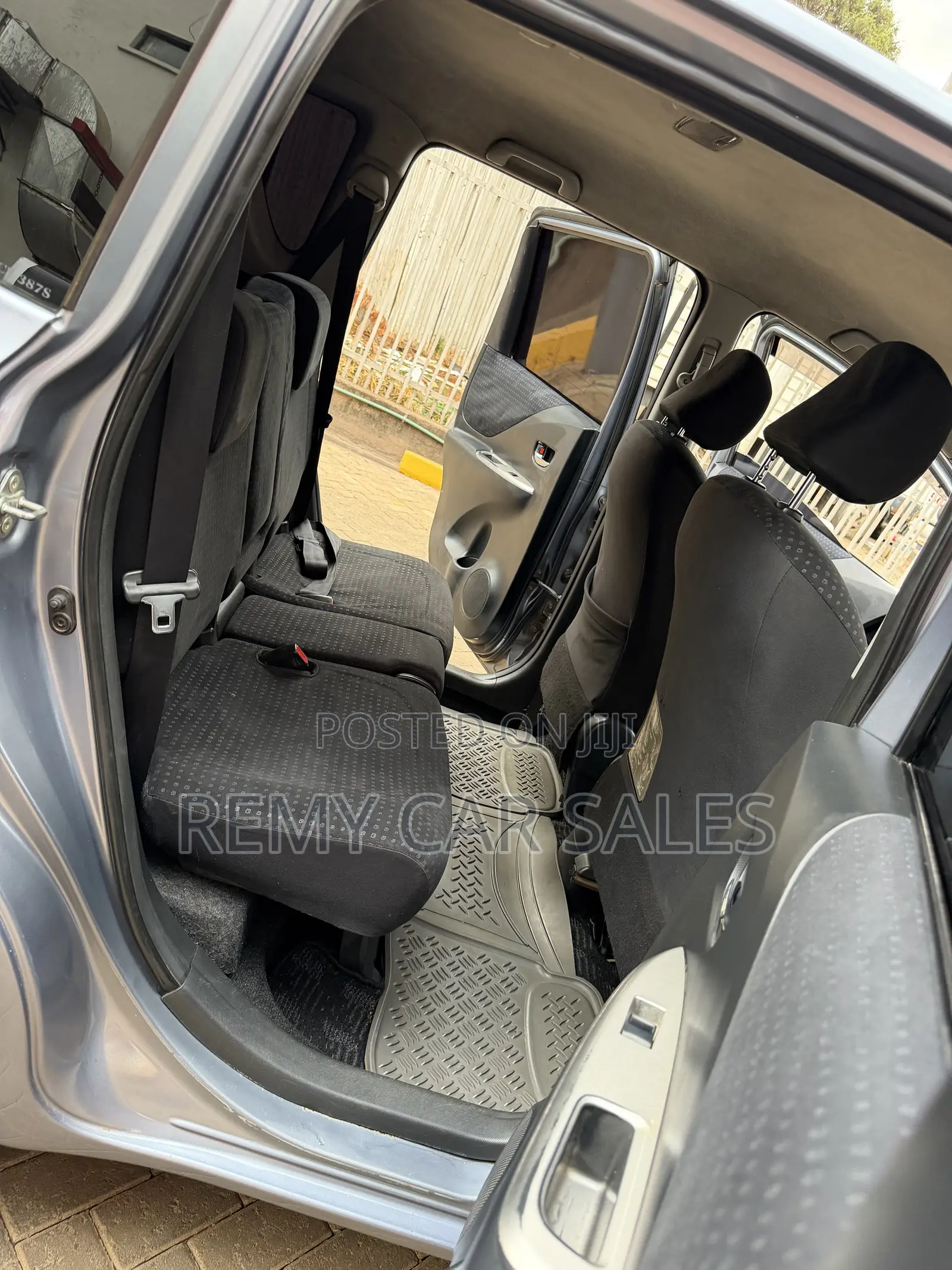 Toyota Ractis 2010 Blue