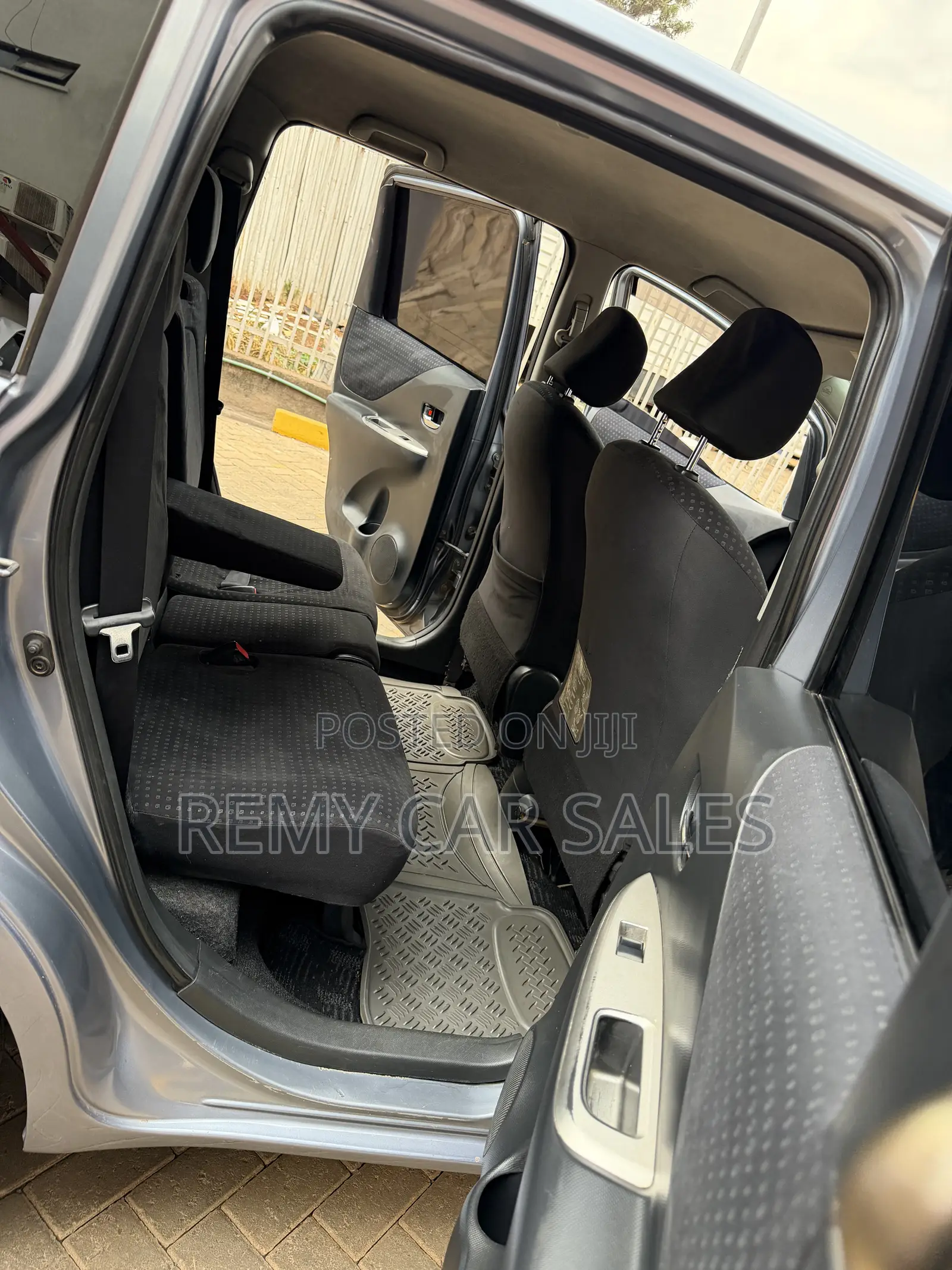 Toyota Ractis 2010 Blue