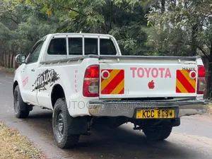 Toyota Hilux 2011 White