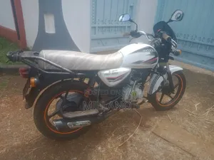 Bajaj Boxer 2019 White