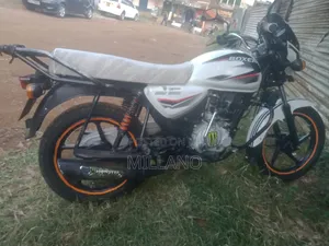 Bajaj Boxer 2019 White
