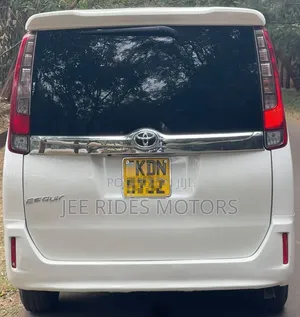 Toyota Esquire 2016 Off white