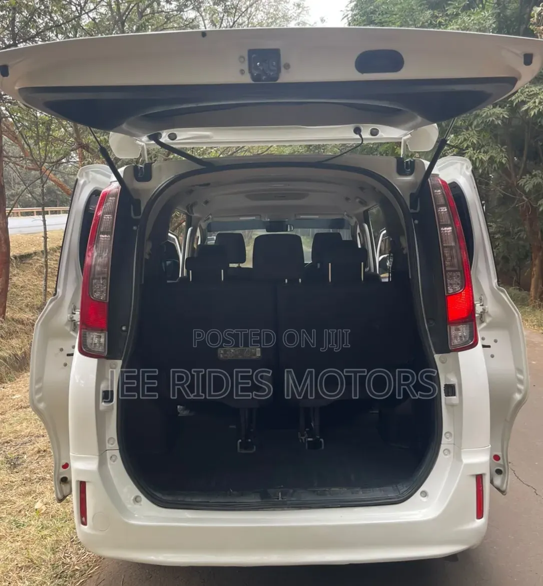 Toyota Esquire 2016 Off white