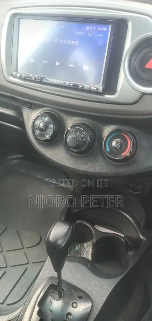 Toyota Vitz 1.0 FWD 5dr 2011 Silver