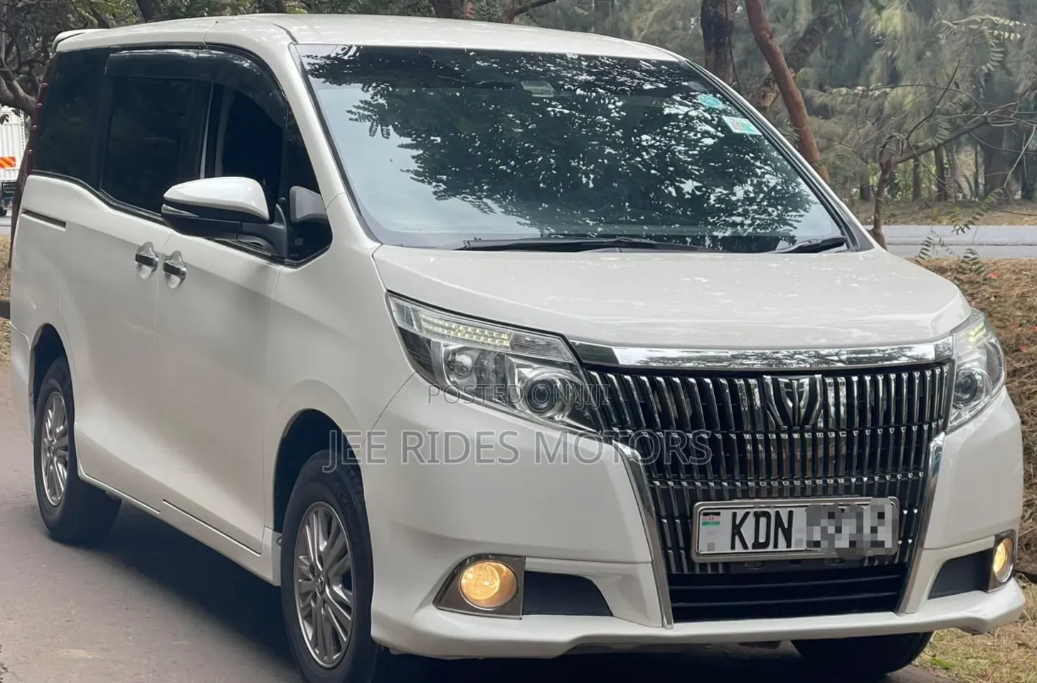 Toyota Esquire 2016 Off white
