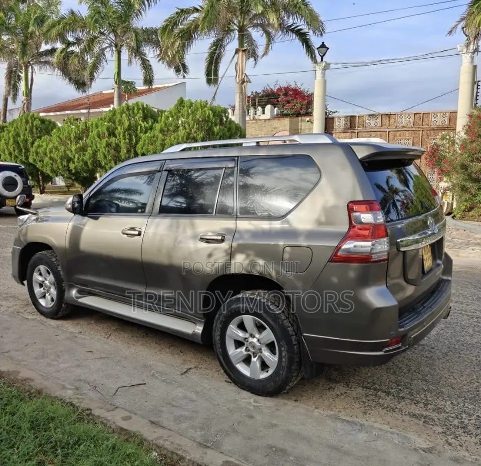 Toyota Land Cruiser Prado 2016 Gray