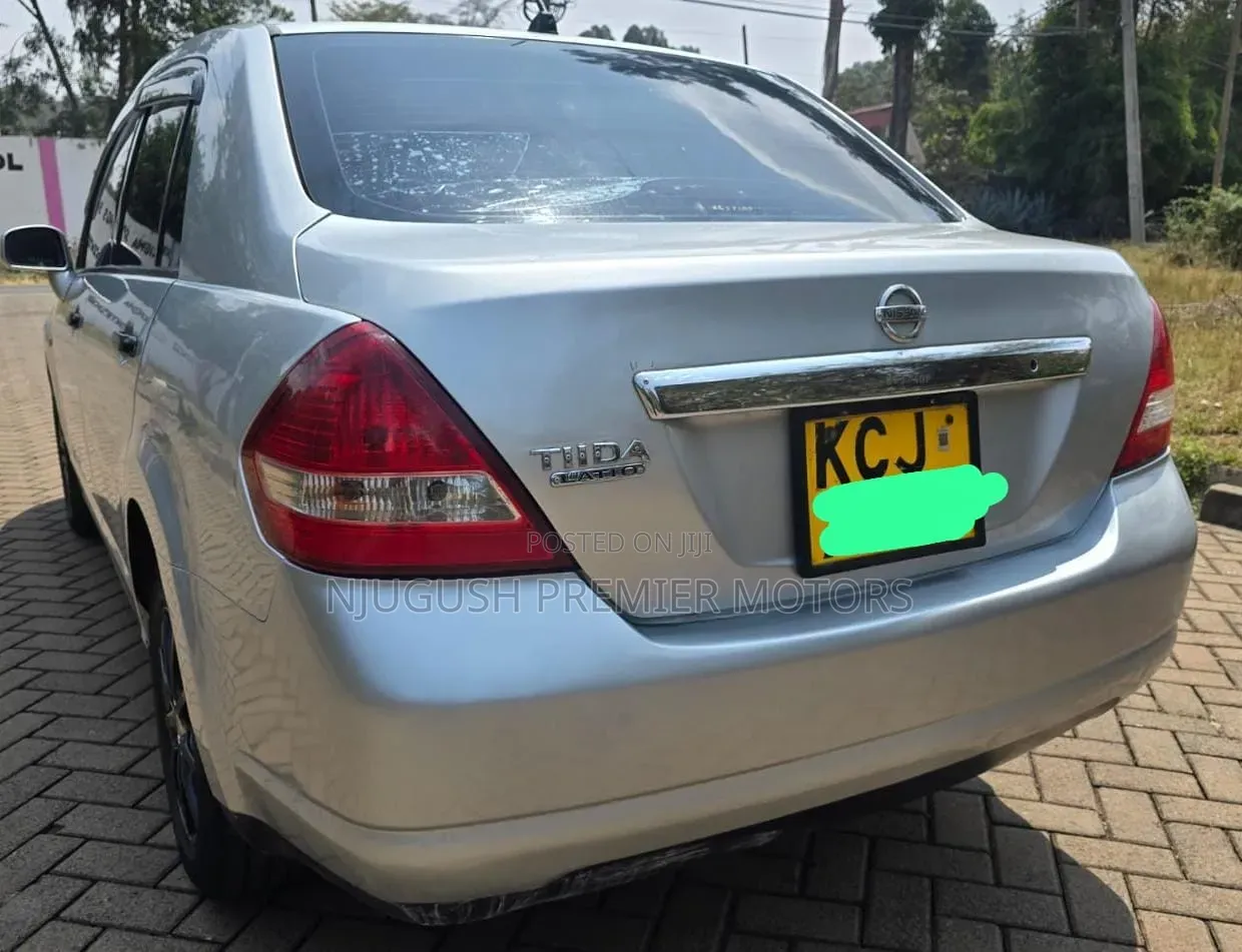 Nissan Tiida 2009 Silver