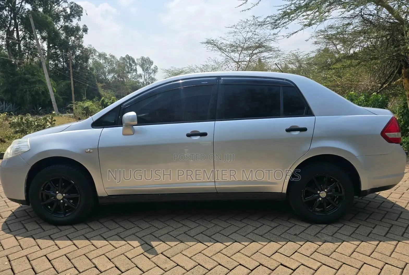 Nissan Tiida 2009 Silver