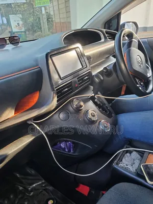 Toyota Sienta 2017 Silver