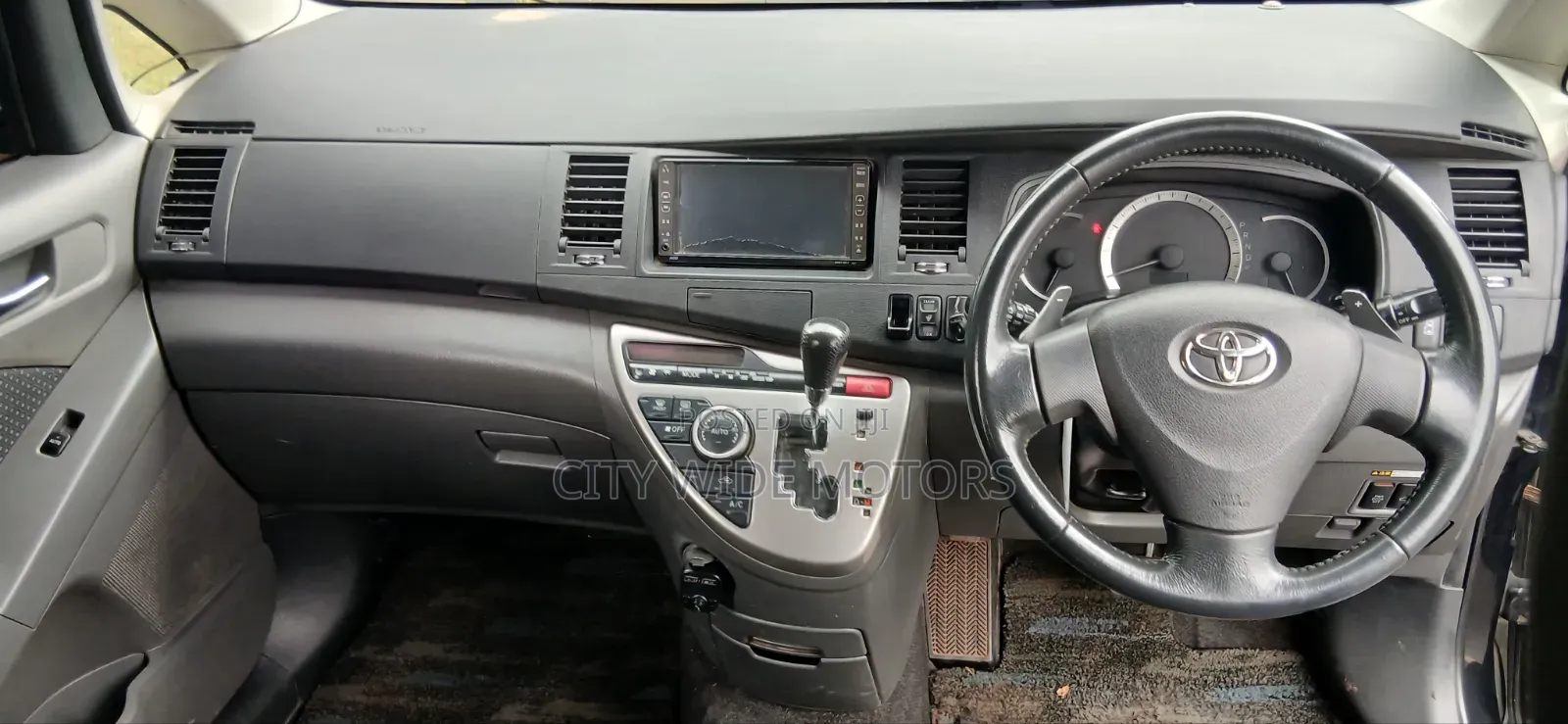Toyota ISIS 2008 Black