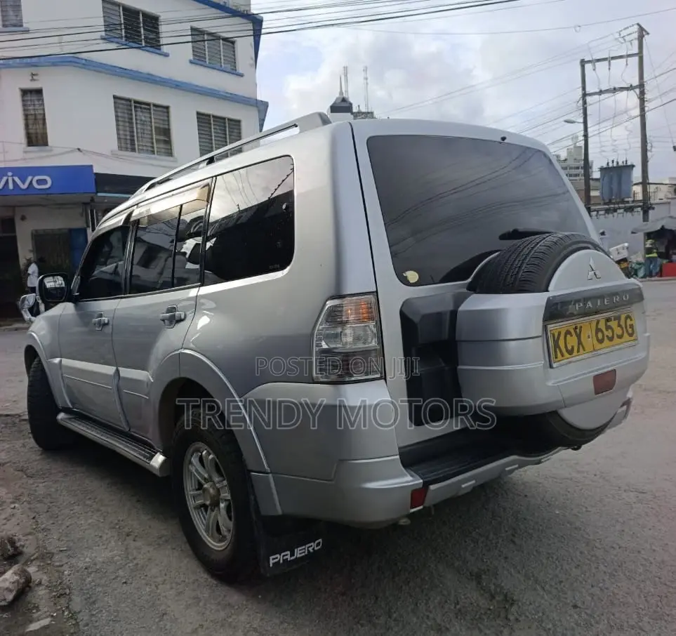 Mitsubishi Pajero 2012 Silver