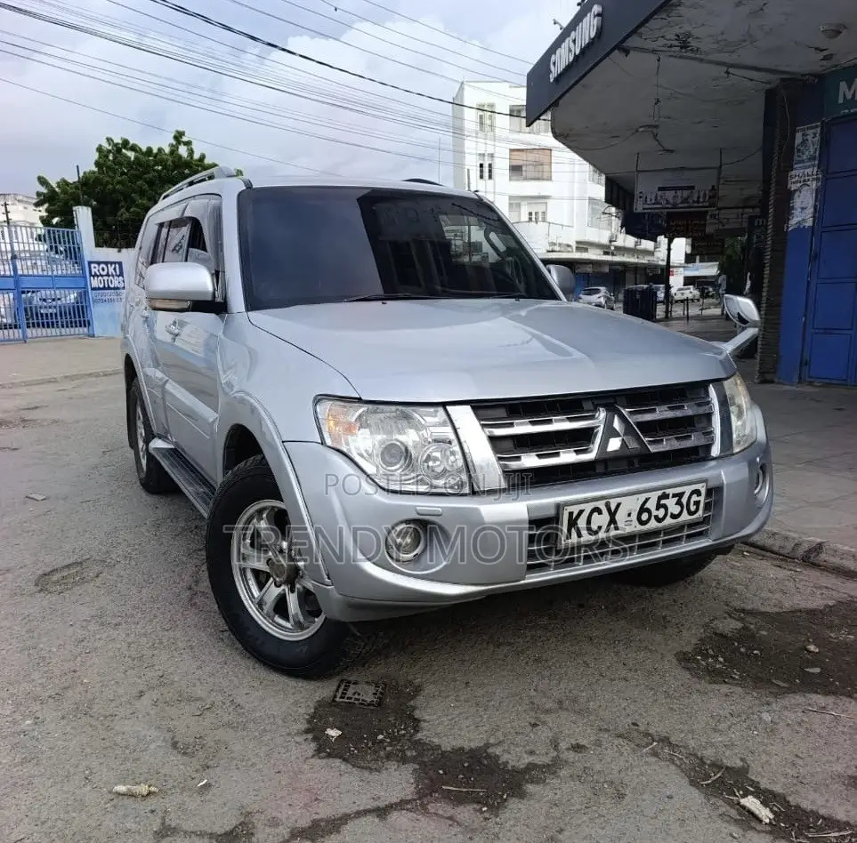 Mitsubishi Pajero 2012 Silver