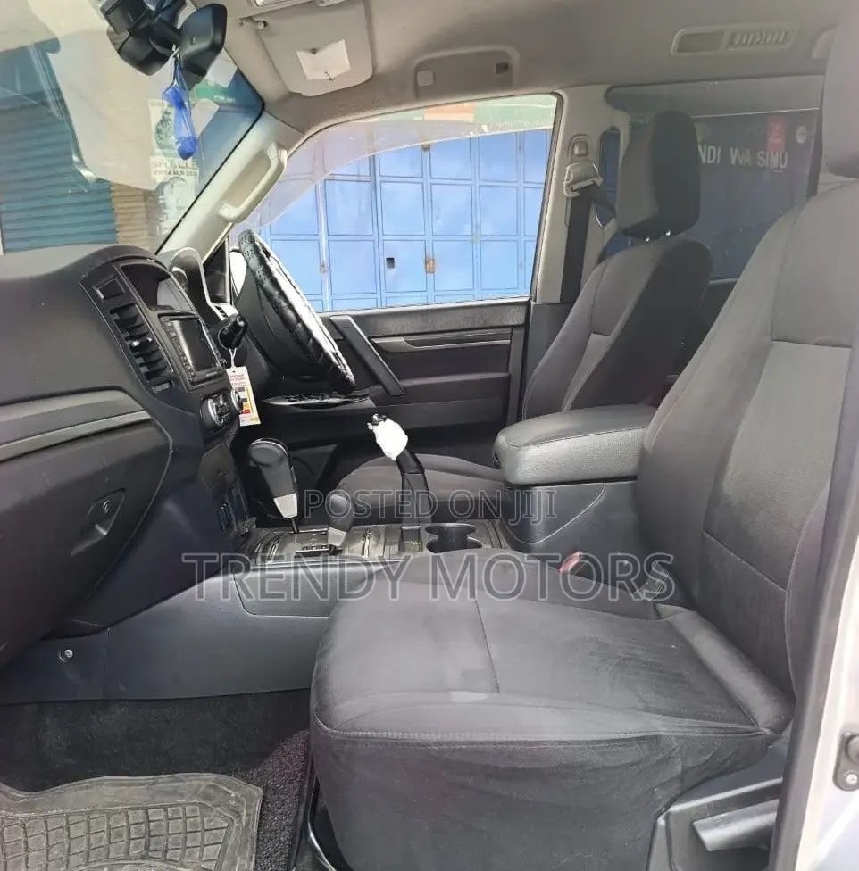 Mitsubishi Pajero 2012 Silver