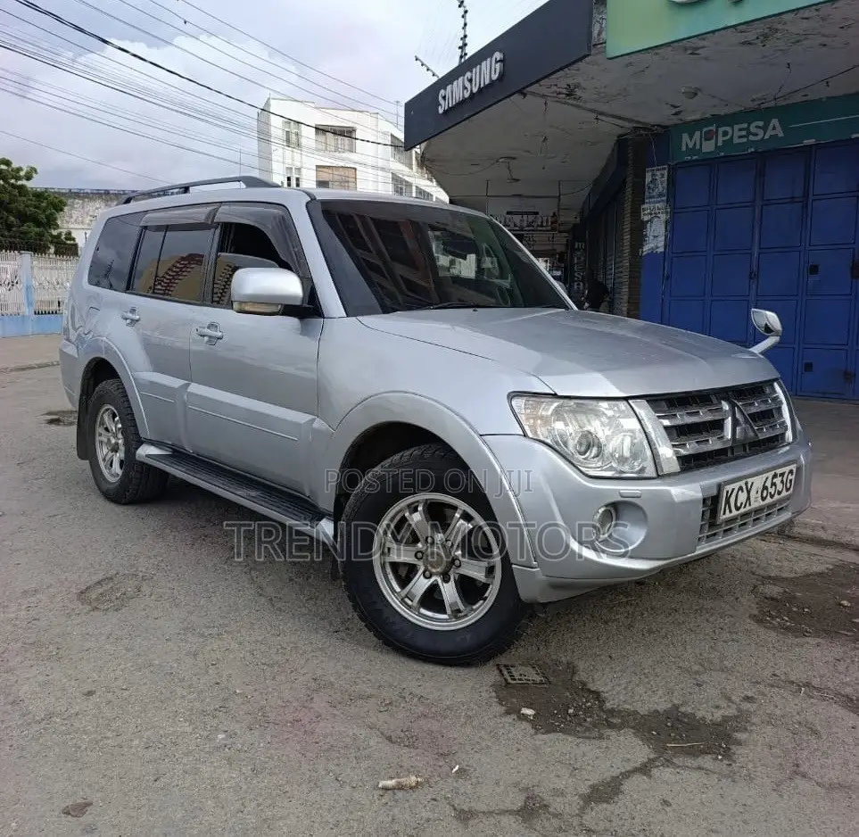 Mitsubishi Pajero 2012 Silver
