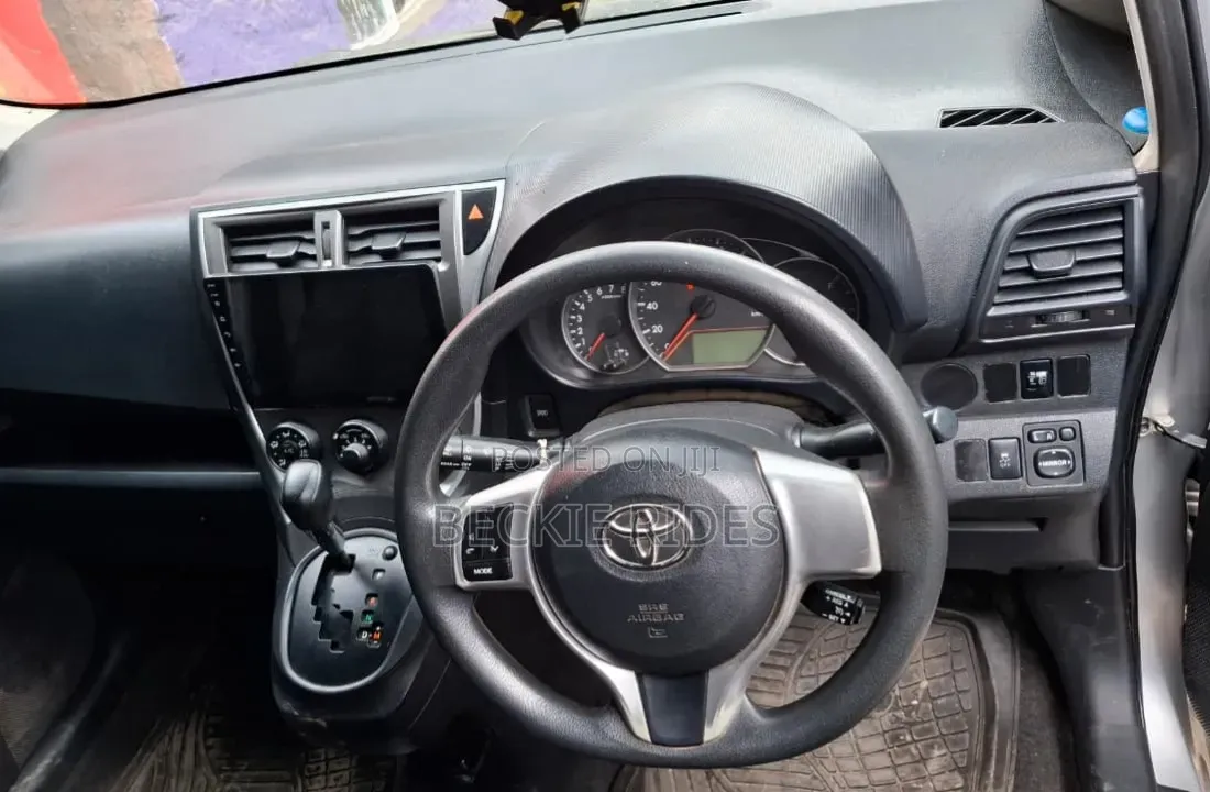 Toyota Ractis 2014 Silver