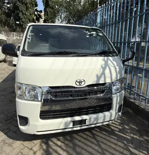Toyota HiAce 2019 White