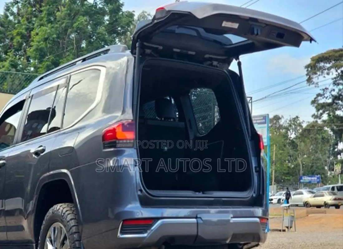 Toyota Land Cruiser LC300 2021 Gray