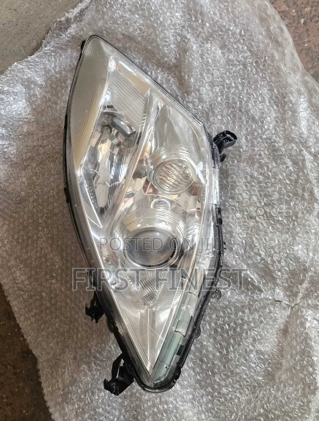 Toyota Isis Headlights