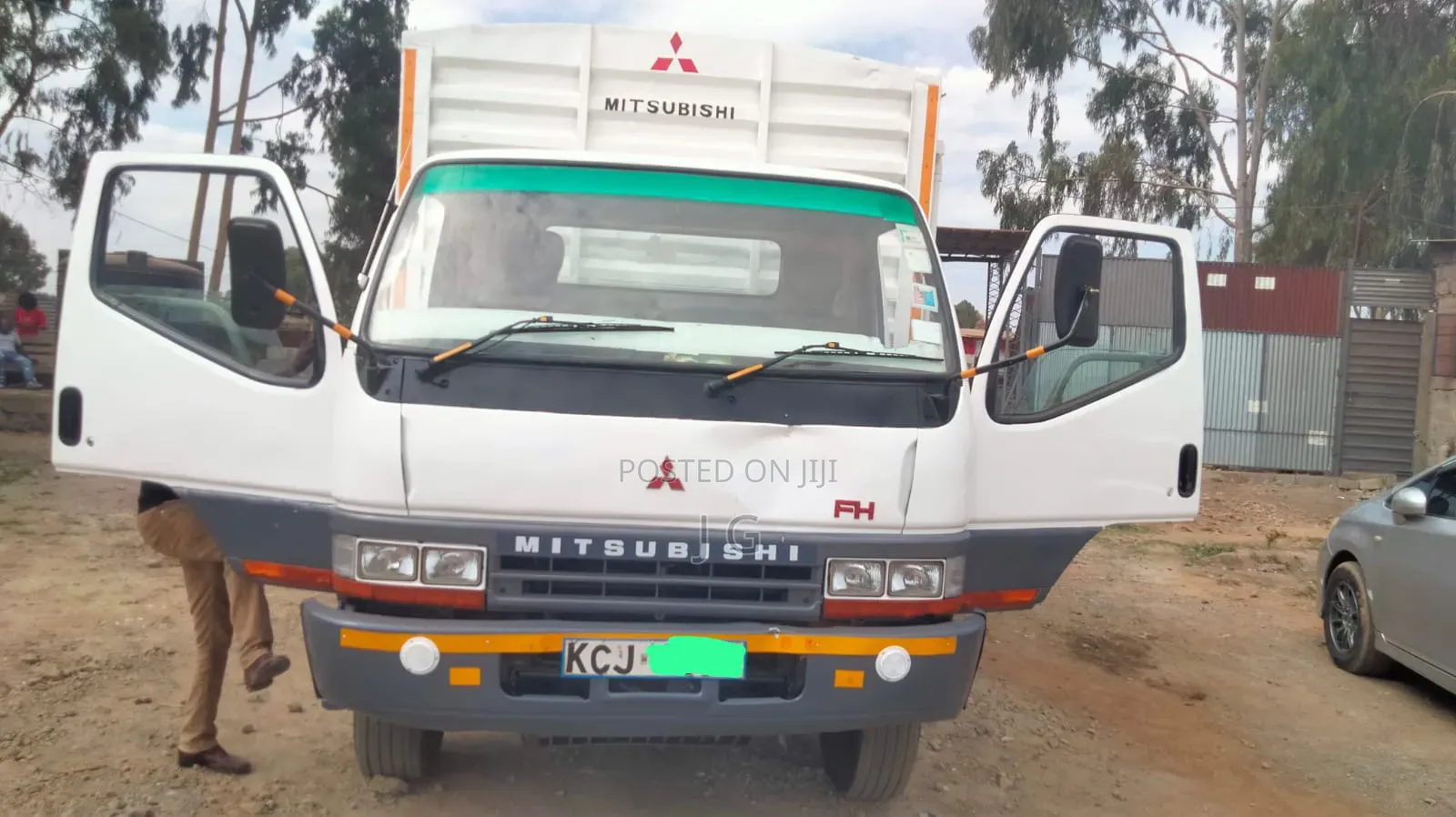 Mitsubishi FH 215 Local
