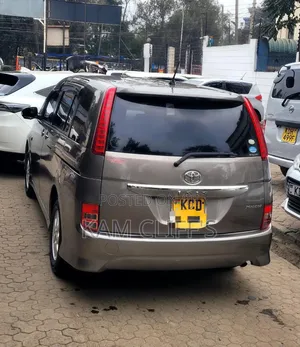 Toyota ISIS 2008 Gray