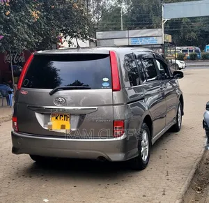 Toyota ISIS 2008 Gray