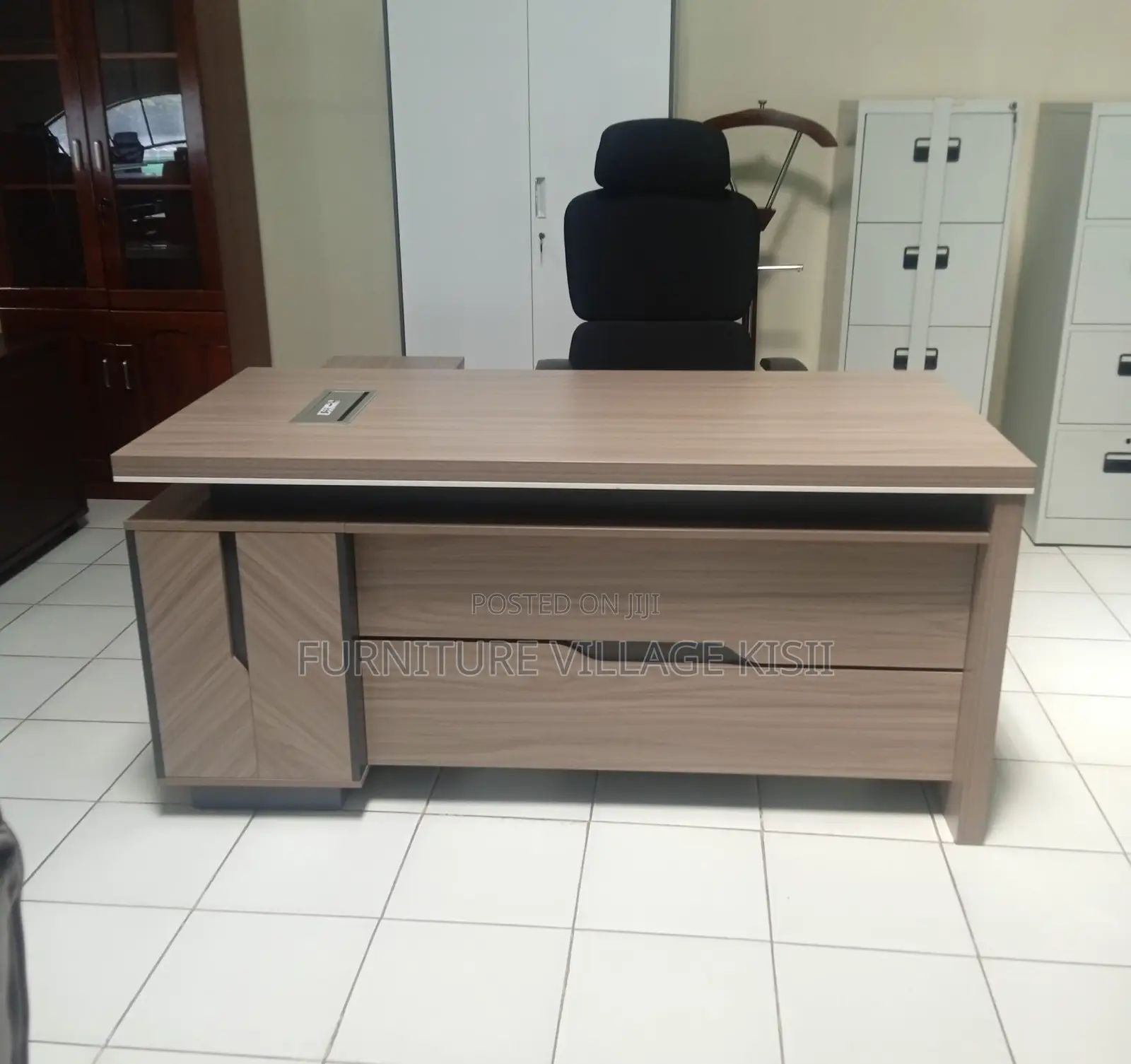 Office Desk: Executive L-Shaped Office Desk 1.6M