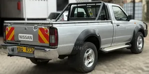Nissan NP300 2010 Silver
