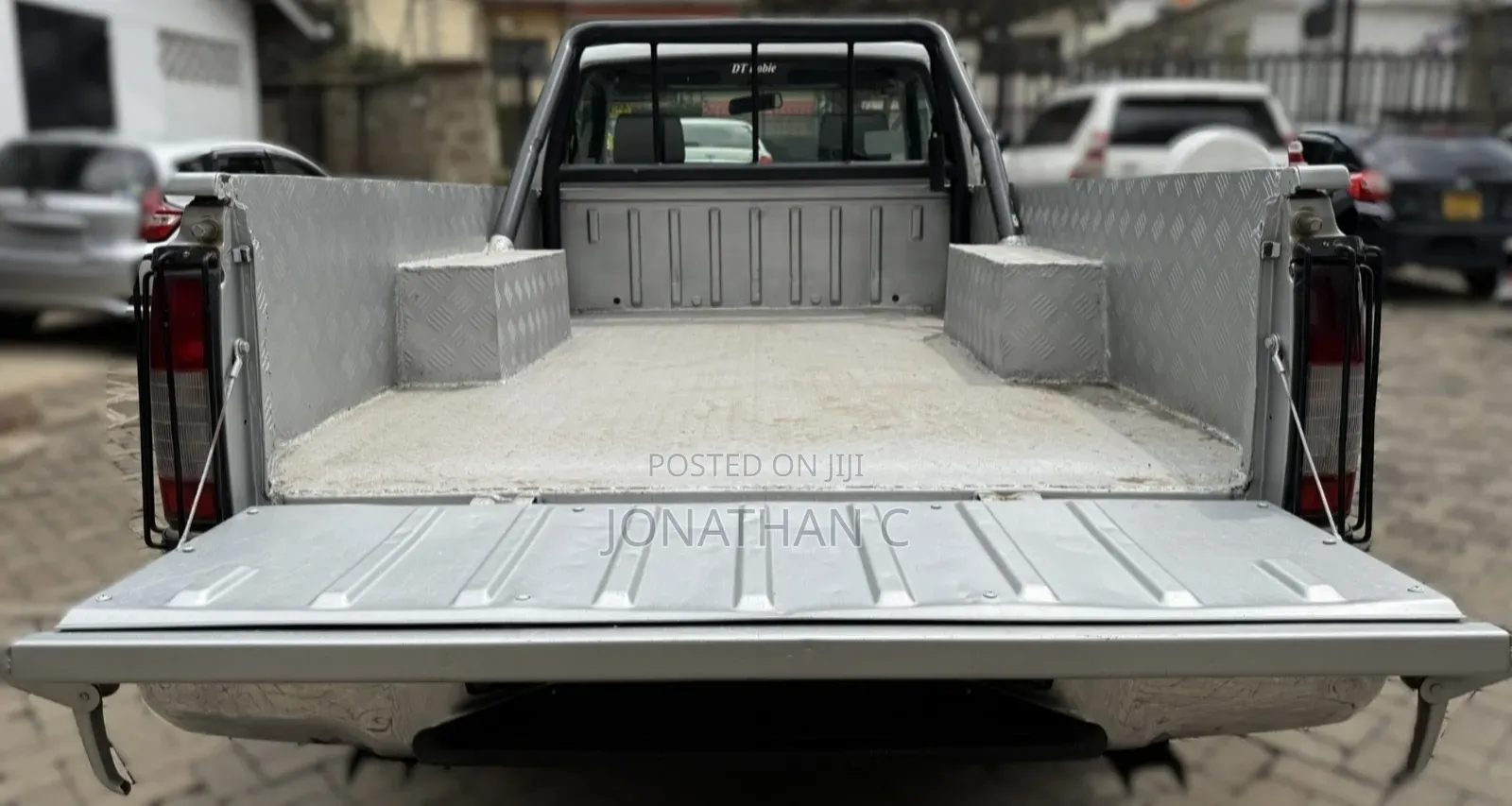Nissan NP300 2010 Silver