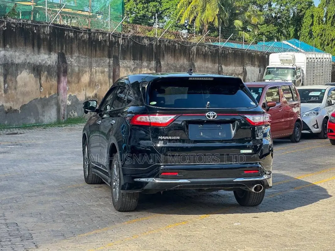 Toyota Harrier 2.0 2020 Black