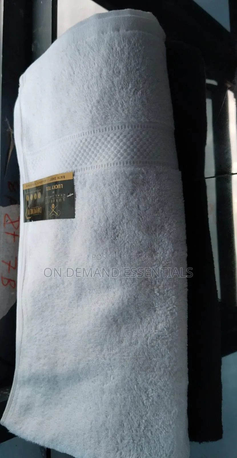 Large White Towels
Material  Cotton 
Size 100cm*150cm