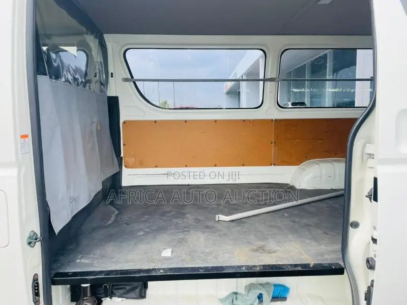 Toyota HiAce 2019 White