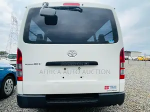 Toyota HiAce 2019 White