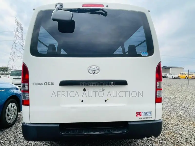 Toyota HiAce 2019 White