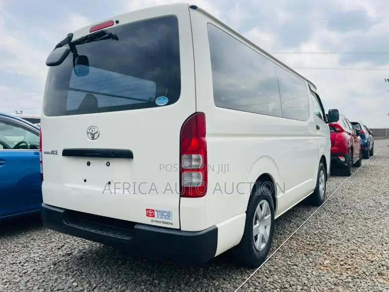 Toyota HiAce 2019 White