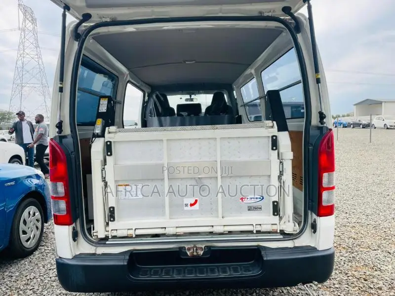 Toyota HiAce 2019 White