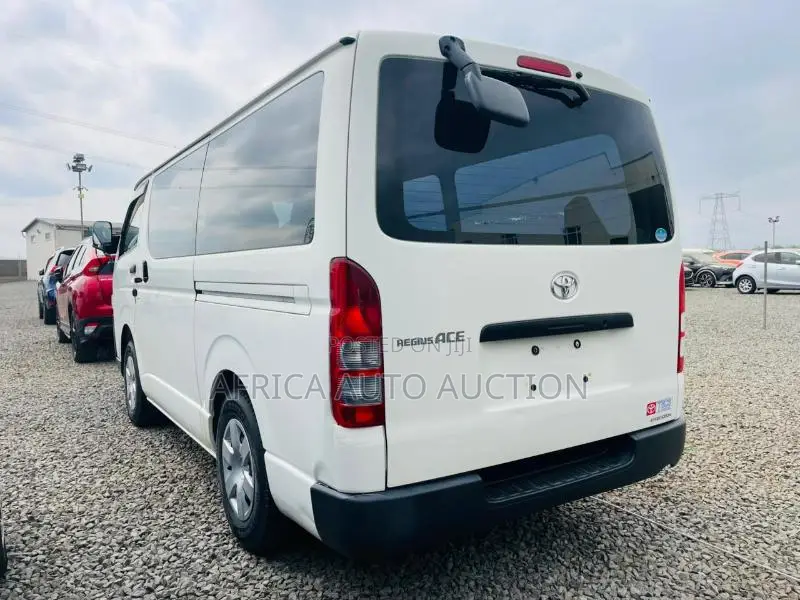Toyota HiAce 2019 White