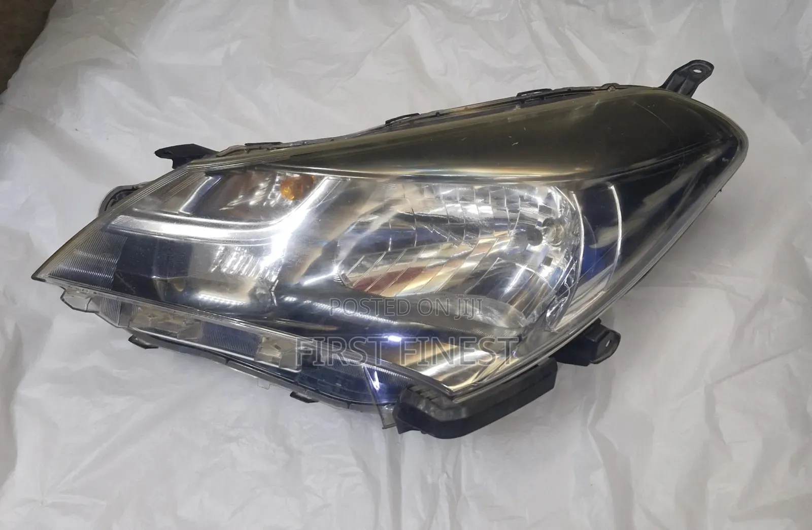Toyota Vitz 2018 Non Xenon Part No. 52-271