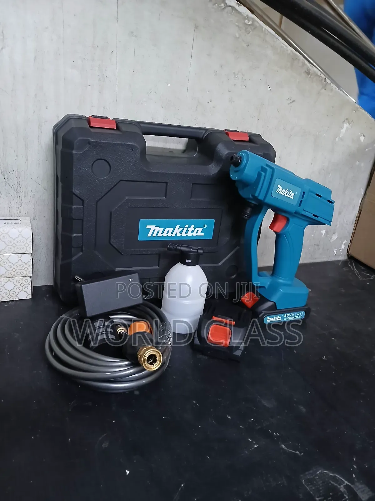 Makita Cordless High-Pressure Car Wash Machine