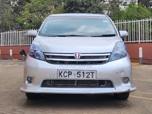 Toyota ISIS 2010 Silver