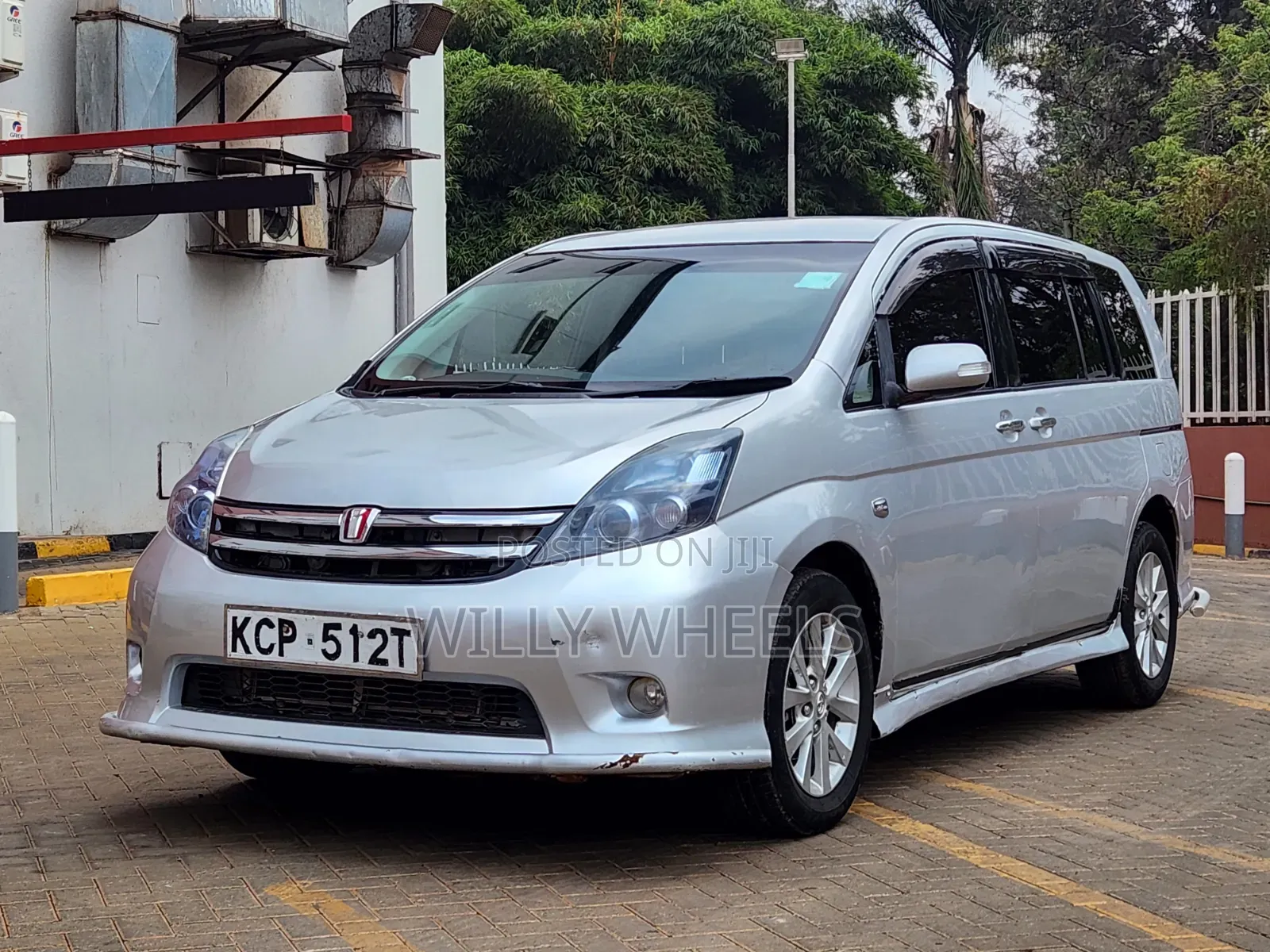 Toyota ISIS 2010 Silver
