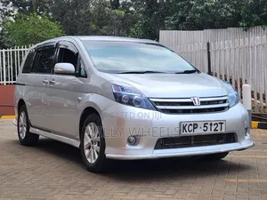 Toyota ISIS 2010 Silver
