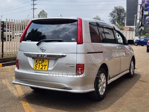 Toyota ISIS 2010 Silver