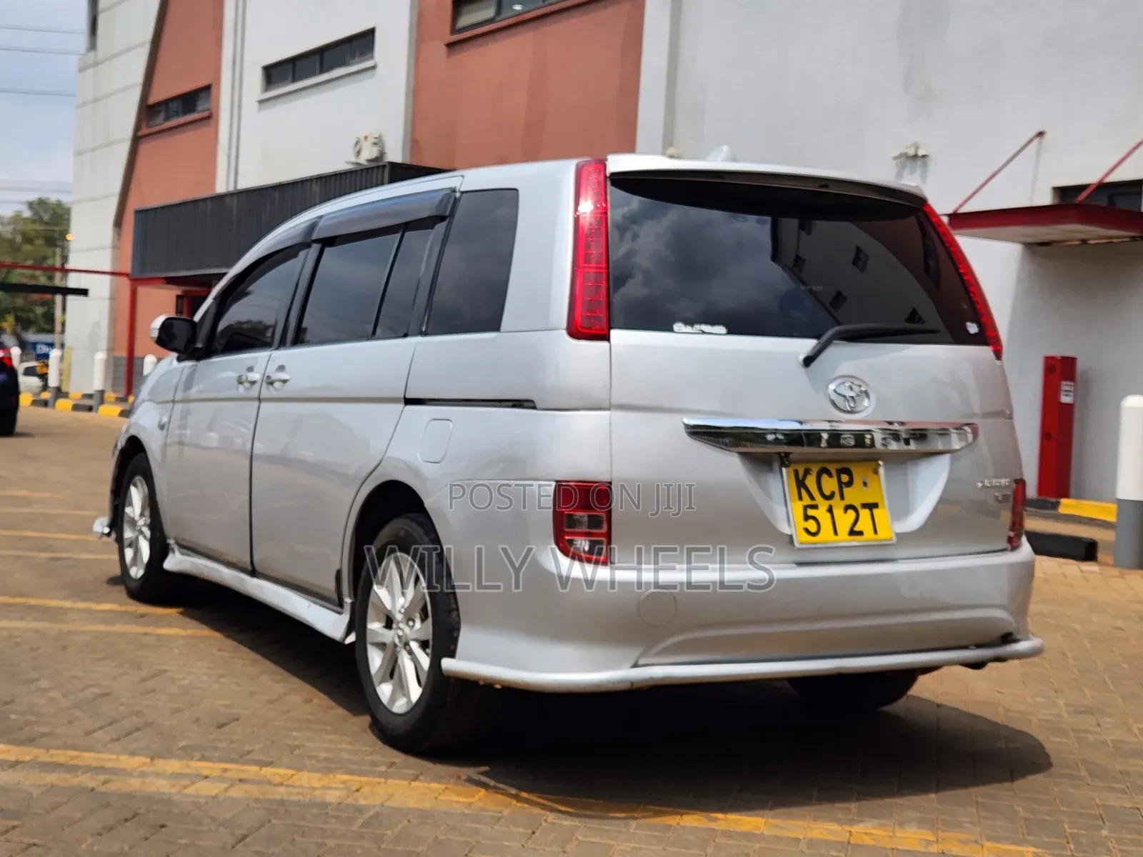 Toyota ISIS 2010 Silver
