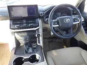 Toyota Land Cruiser LC300 2023