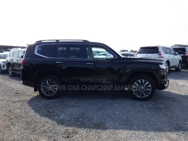Toyota Land Cruiser LC300 2023
