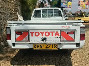 Toyota Hilux 2.5 Cab 2005 White