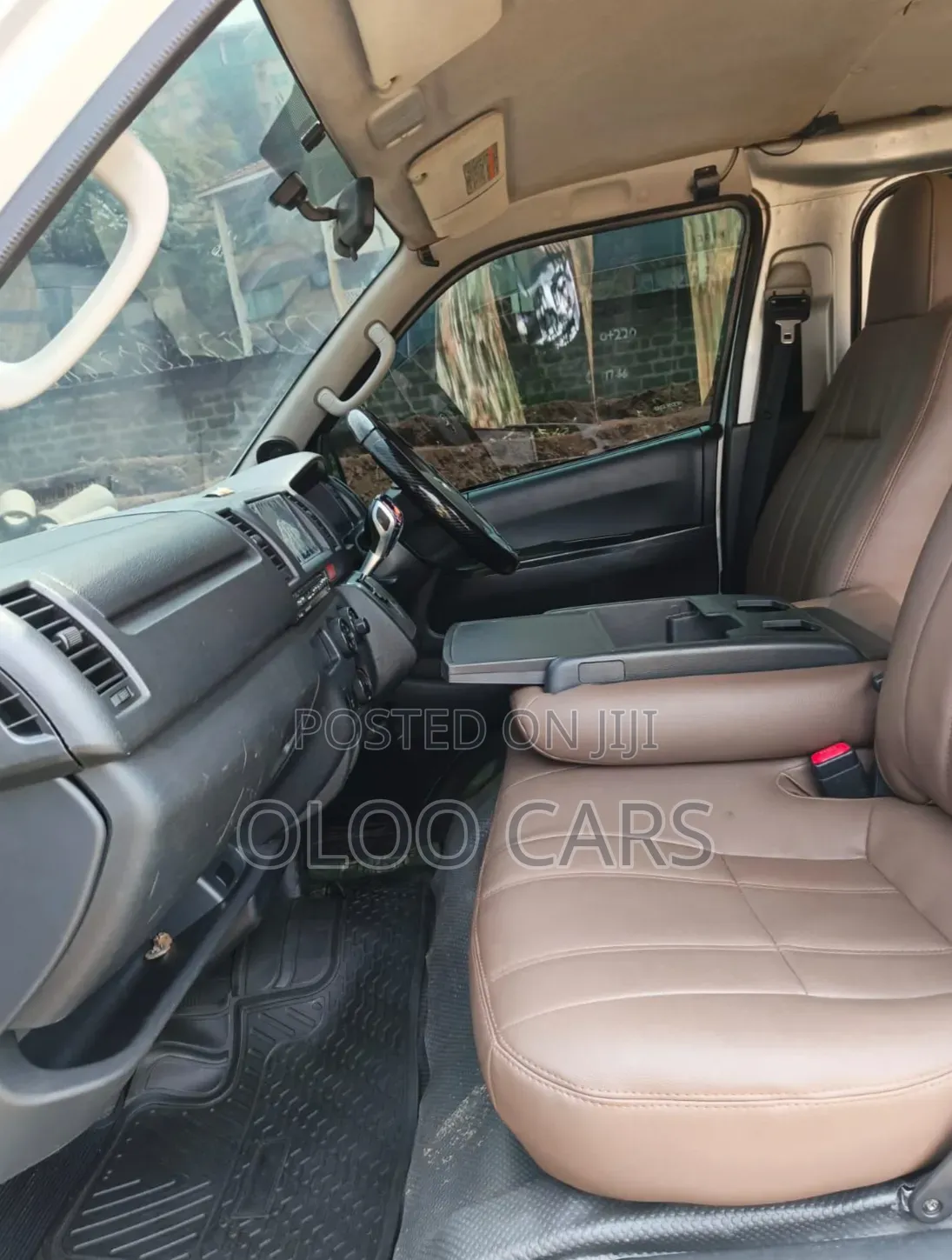Toyota HiAce 2016 Silver