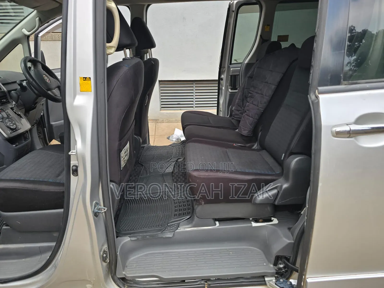 Toyota Voxy 2009 Silver