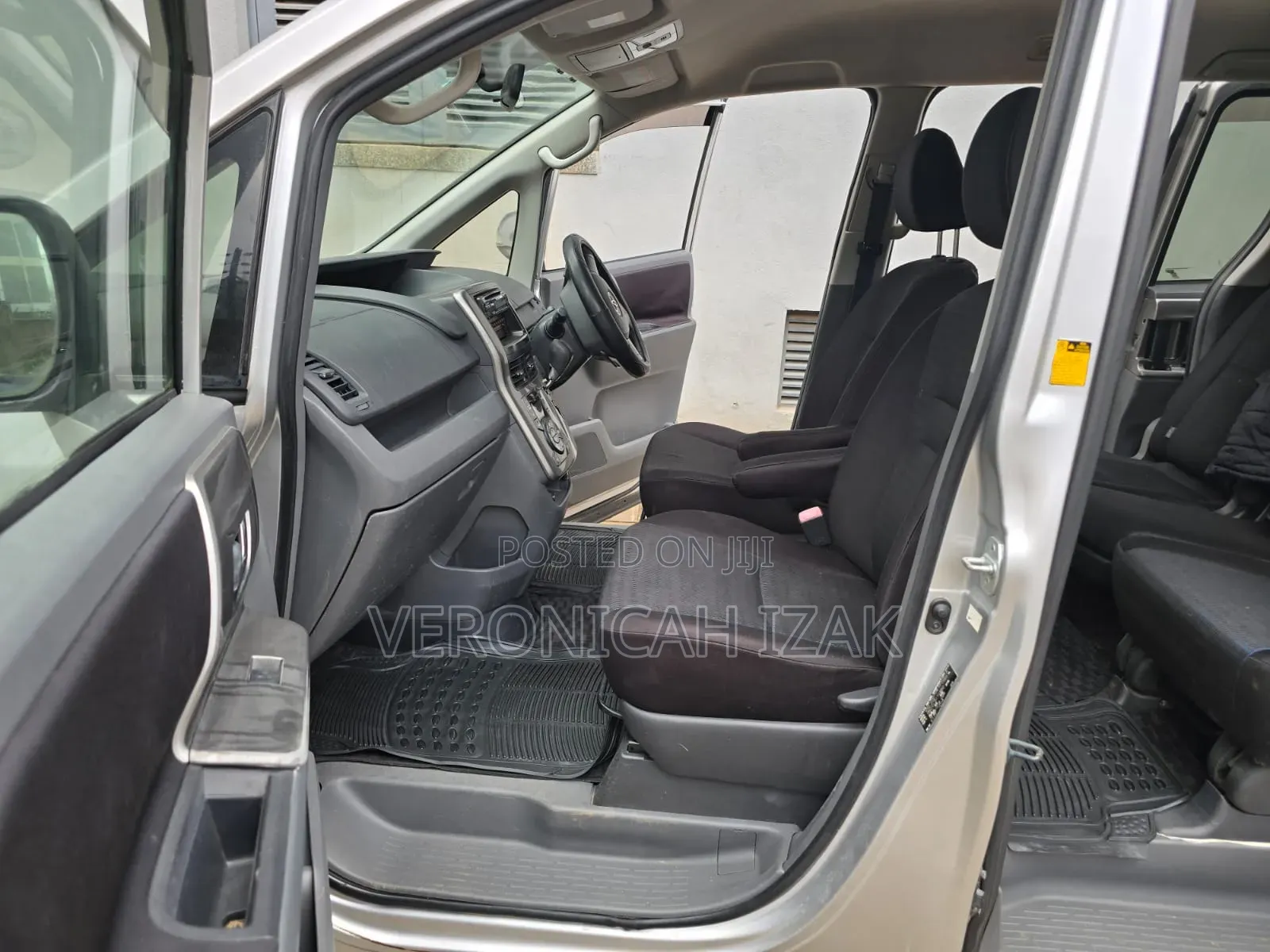 Toyota Voxy 2009 Silver