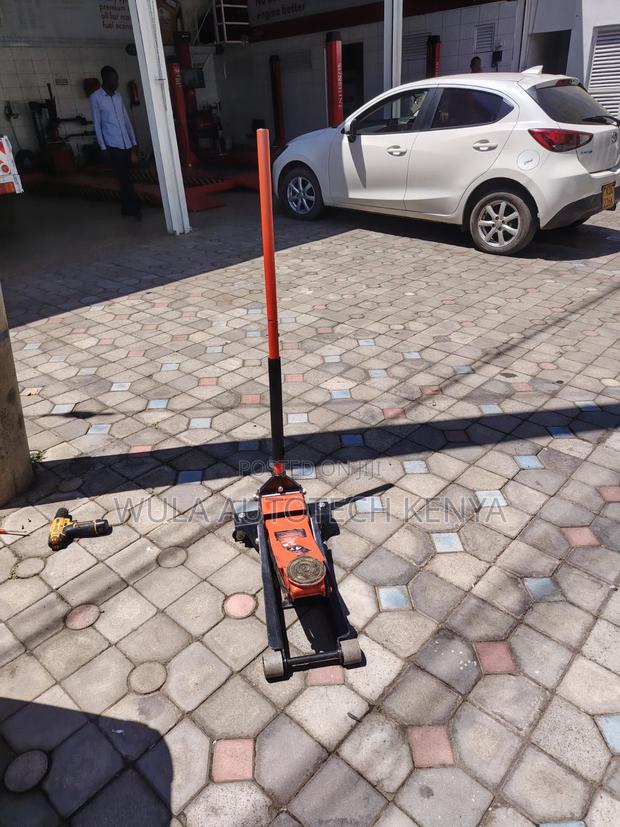 Controlled Car Lifting and Lowering 4tns Trolley Jack Sunshine Italy
